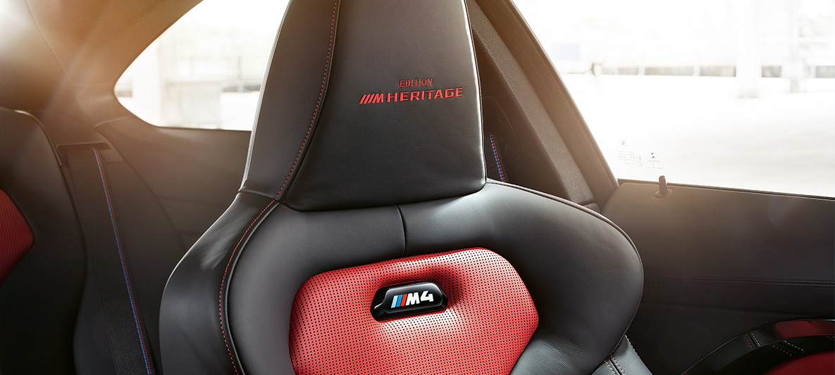 BMW M4 Coupé, Έκδοση M Heritage, επιγραφή Μ BMW M4 Coupé, Έκδοση M Heritage, ειδική έκδοση, επιγραφή Μ