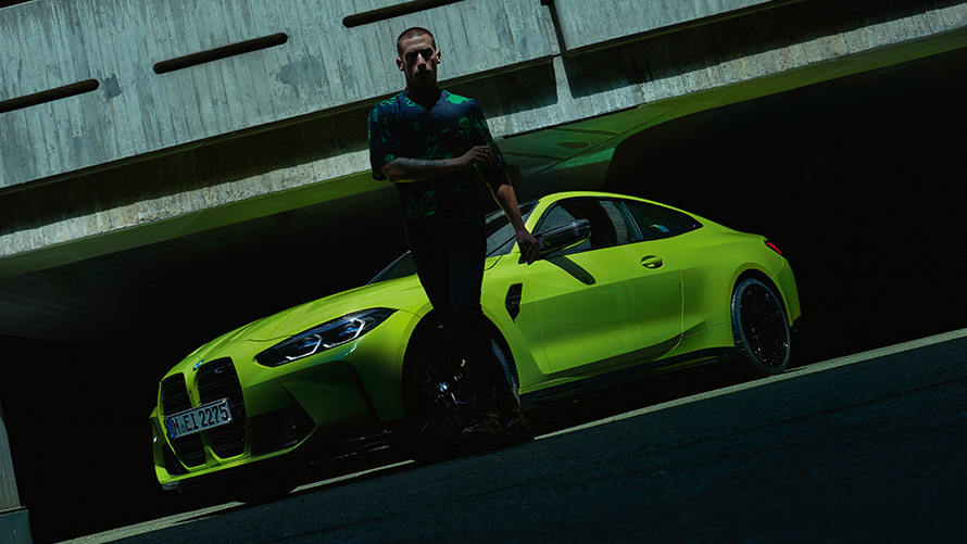 BMW M4 Coupé, G82, 2020, μπροστινή λήψη τριών τετάρτων με μοντέλο BMW M440i xDrive Coupé, G22, 2020, μπροστινή λήψη τριών τετάρτων με μοντέλο