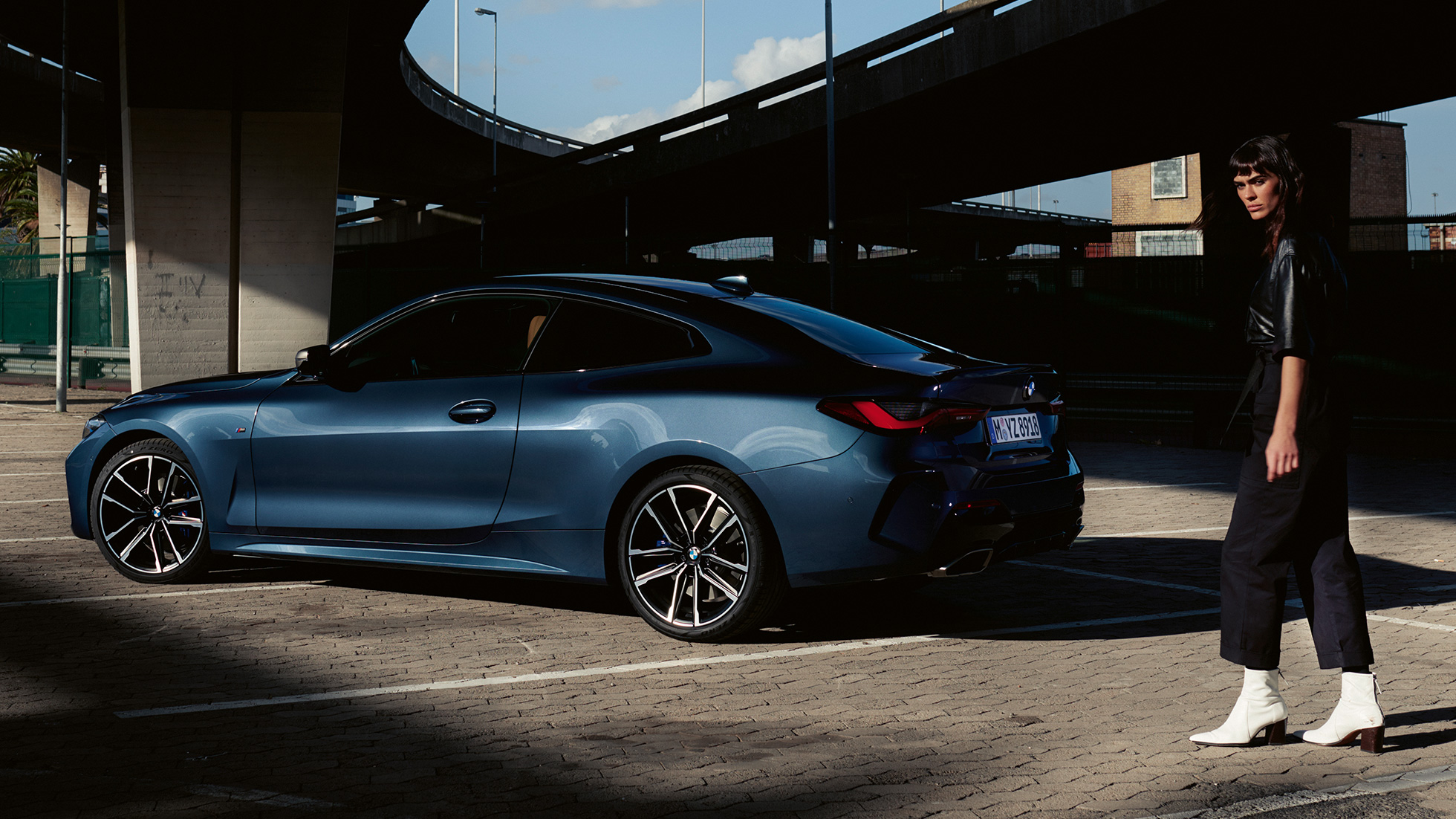 Πίσω λήψη τριών τετάρτων, μοντέλο, BMW M440i xDrive Coupé, G22, 2020 BMW M440i xDrive Coupé, μπλε Arctic Race μεταλλικό, G22, 2020, πίσω λήψη τριών τετάρτων με μοντέλο