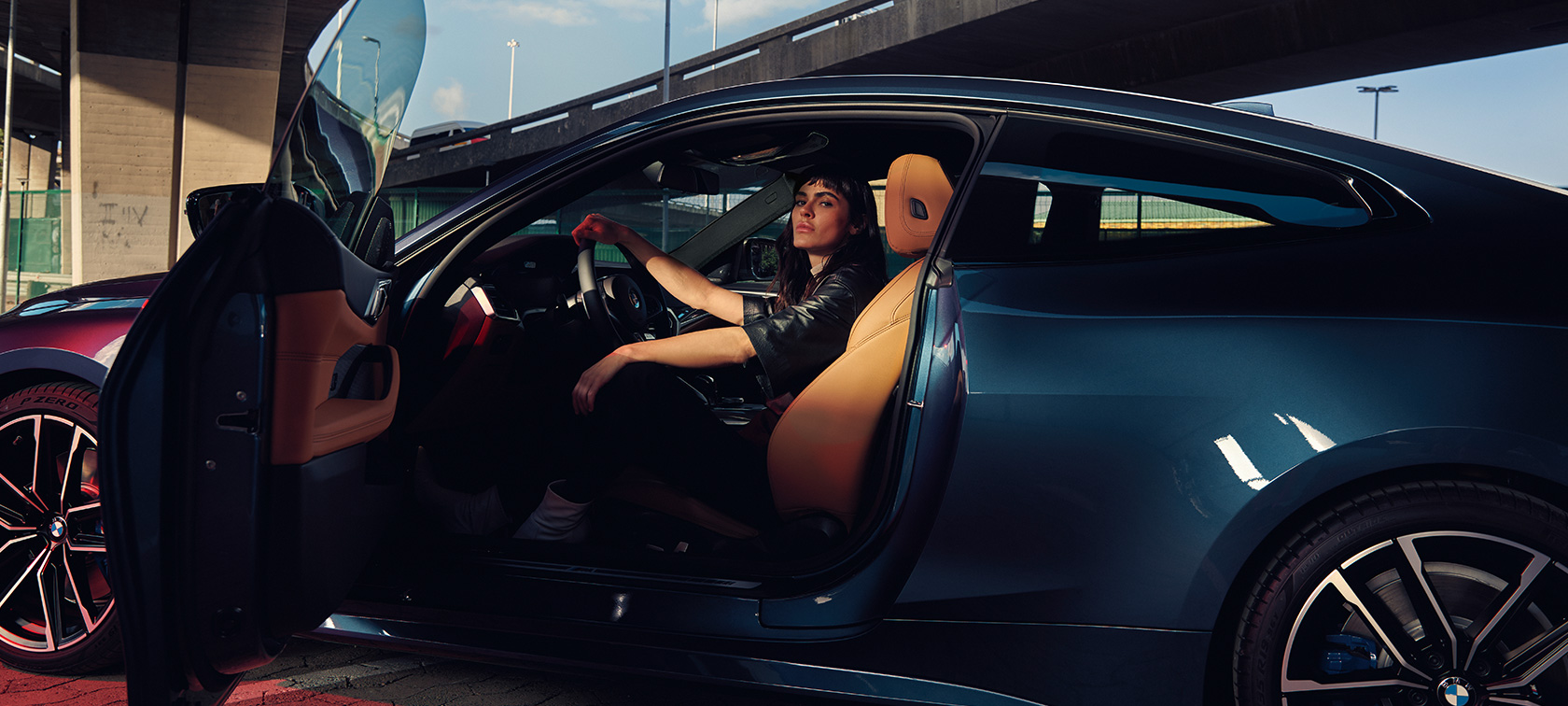 Πλαϊνή λήψη με μοντέλο, BMW M440i xDrive Coupé, G22, 2020 BMW M440i xDrive Coupé, G22, 2020, μπλε Arctic Race μεταλλικό, πλαϊνή λήψη, μοντέλο σε αυτοκίνητο με ανοικτή πόρτα