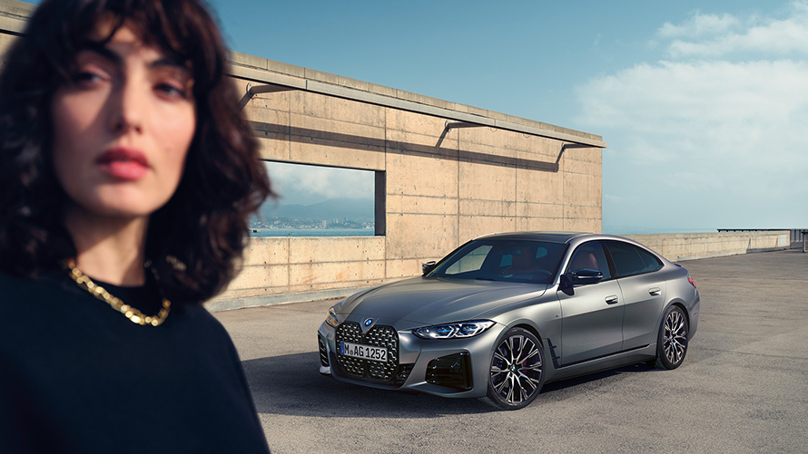 BMW M440i xDrive Gran Coupé, G26, 2021, μπροστινή λήψη τριών τετάρτων με μοντέλο BMW M440i xDrive Gran Coupé, G26, 2021, γκρι Frozen Pure μεταλλικό, μπροστινή λήψη τριών τετάρτων με μοντέλο
