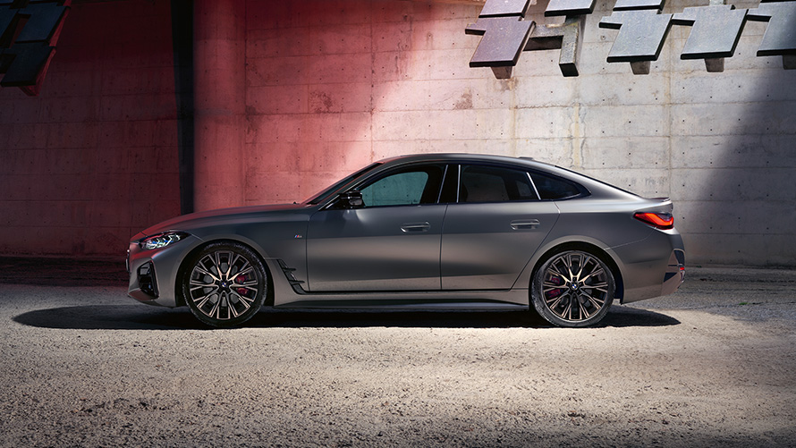 BMW M440i xDrive Gran Coupé, G26, 2021, πλαϊνή λήψη BMW M440i xDrive Gran Coupé, G26, 2021, γκρι Frozen Pure μεταλλικό, πλαϊνή λήψη μπροστά από τοίχο