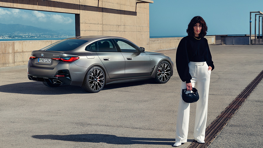BMW M440i xDrive Gran Coupé, G26, 2021, πίσω λήψη τριών τετάρτων με μοντέλο BMW M440i xDrive Gran Coupé, G26, 2021, γκρι Frozen Pure μεταλλικό, πίσω λήψη τριών τετάρτων με μοντέλο