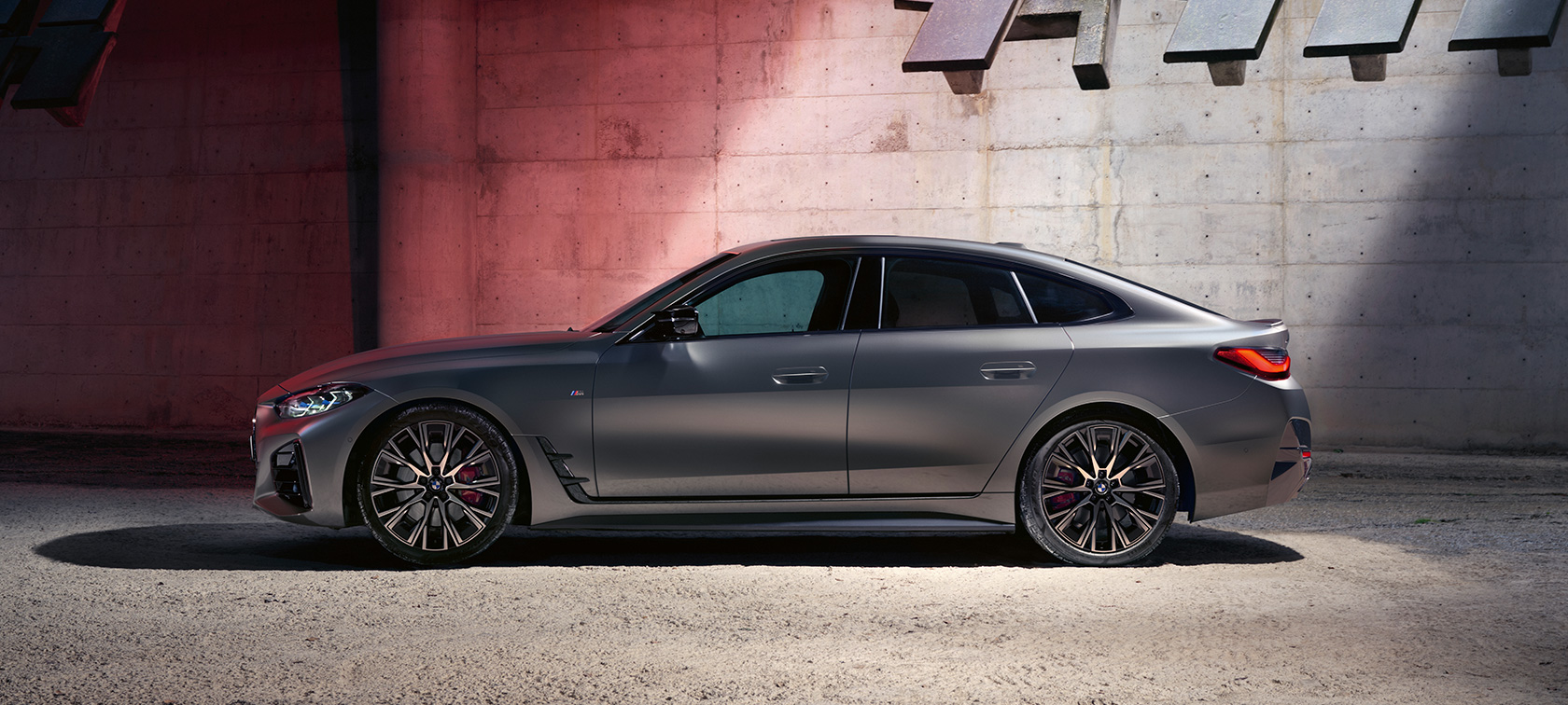 BMW M440i xDrive Gran Coupé, G26, 2021, πλαϊνή λήψη BMW M440i xDrive Gran Coupé, G26, 2021, BMW Individual γκρι Frozen Pure μεταλλικό, πλαϊνή λήψη, σταθμευμένη