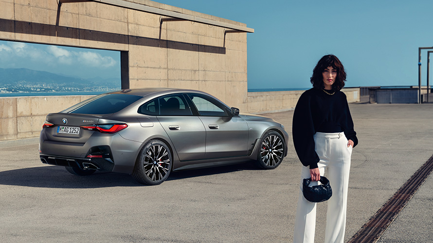 BMW M440i xDrive Gran Coupé, G26, 2021, πίσω λήψη τριών τετάρτων με μοντέλο BMW M440i xDrive Gran Coupé, G26, 2021, πίσω λήψη τριών τετάρτων με μοντέλο