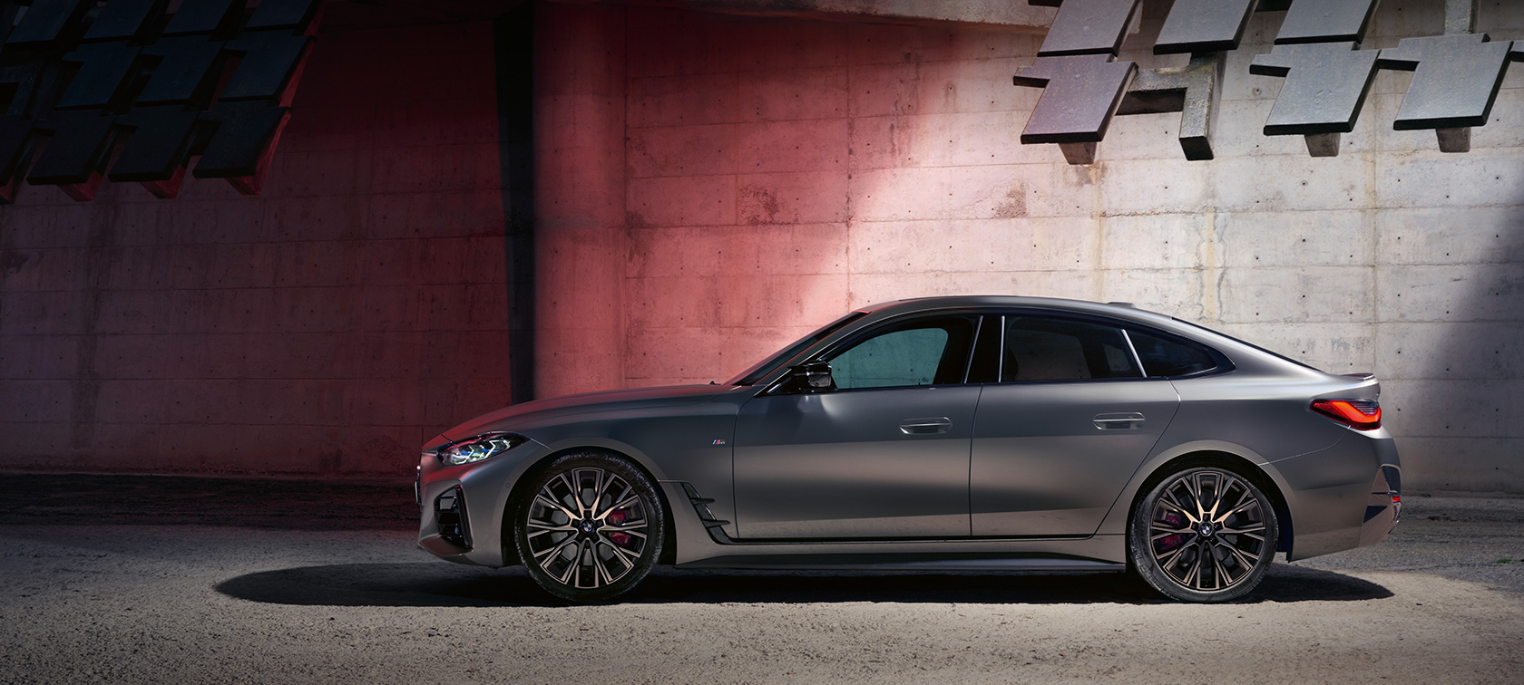 BMW M440i xDrive Gran Coupé, G26, 2021, πλαϊνή λήψη μπροστά από τοίχο BMW M440i xDrive Gran Coupé, G26, 2021, BMW Individual γκρι Frozen Pure μεταλλικό, πλαϊνή λήψη μπροστά από τοίχο