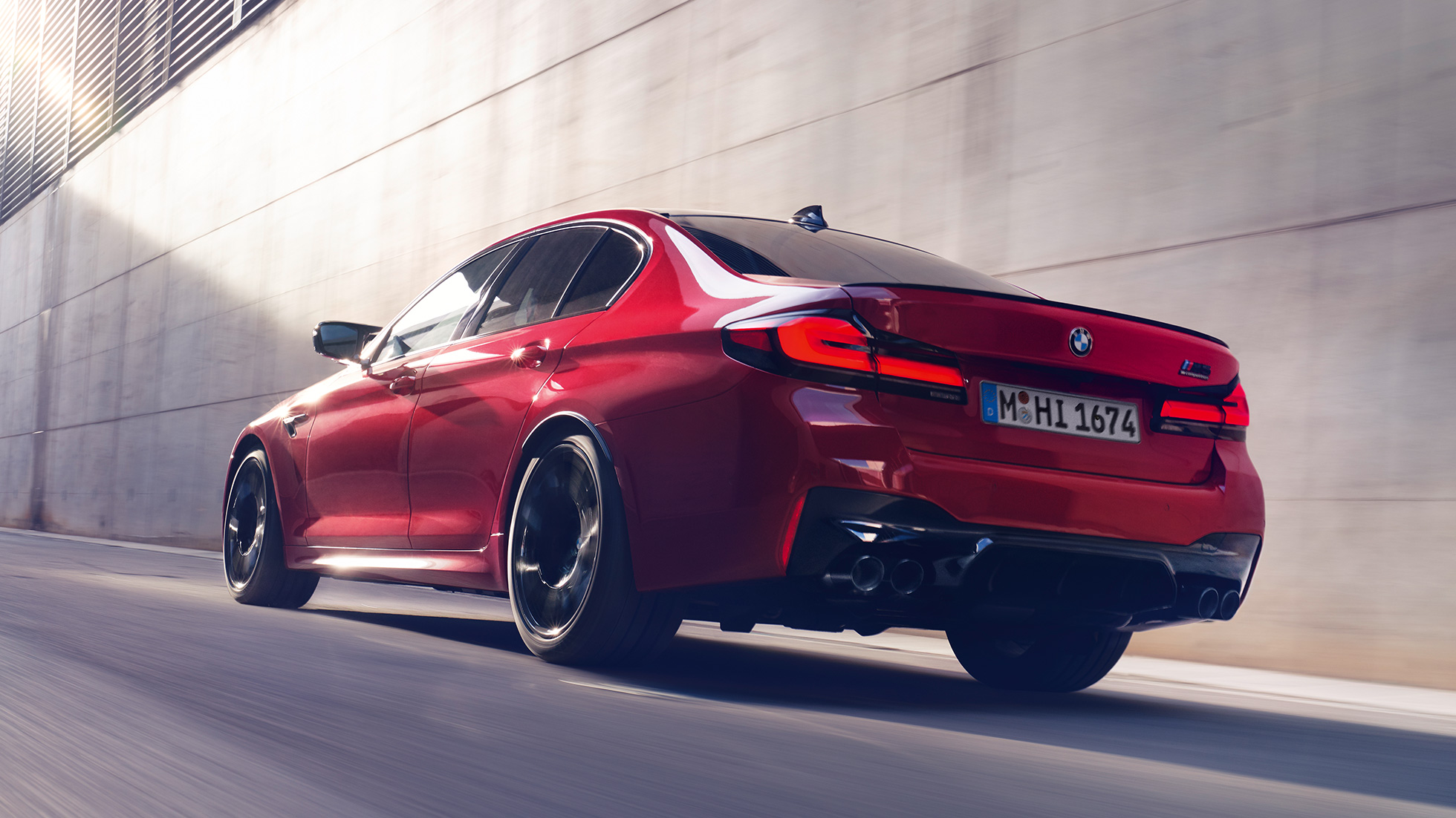 BMW M5 Competition, F90, LCI, Facelift 2020, πίσω λήψη τριών τετάρτων BMW M5 Competition, F90, LCI, Facelift 2020, BMW Individual κόκκινο Imola, πίσω λήψη τριών τετάρτων, κινούμενη