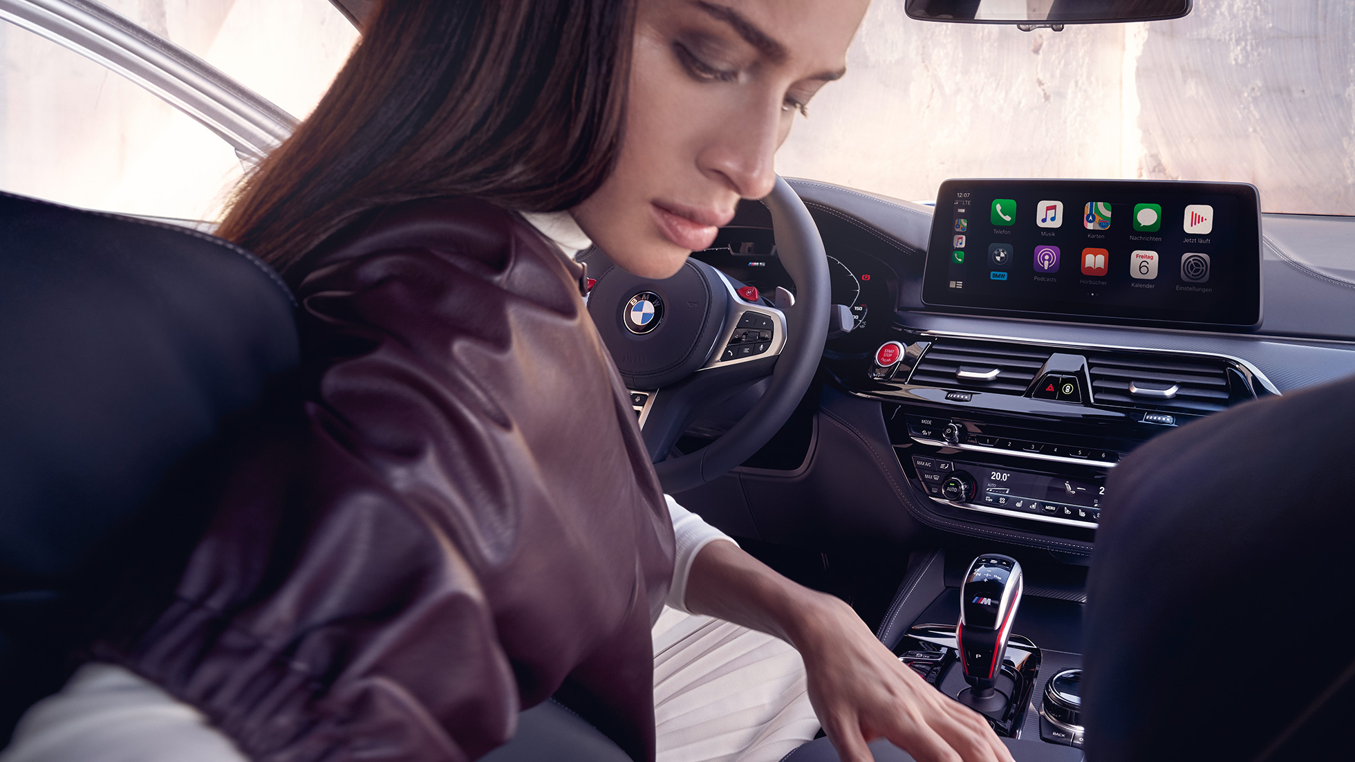 BMW M5 Competition, F90, LCI, Facelift 2020, cockpit BMW M5 Competition, F90, LCI, Facelift 2020, εσωτερικό, cockpit, γυναίκα στη θέση του οδηγού