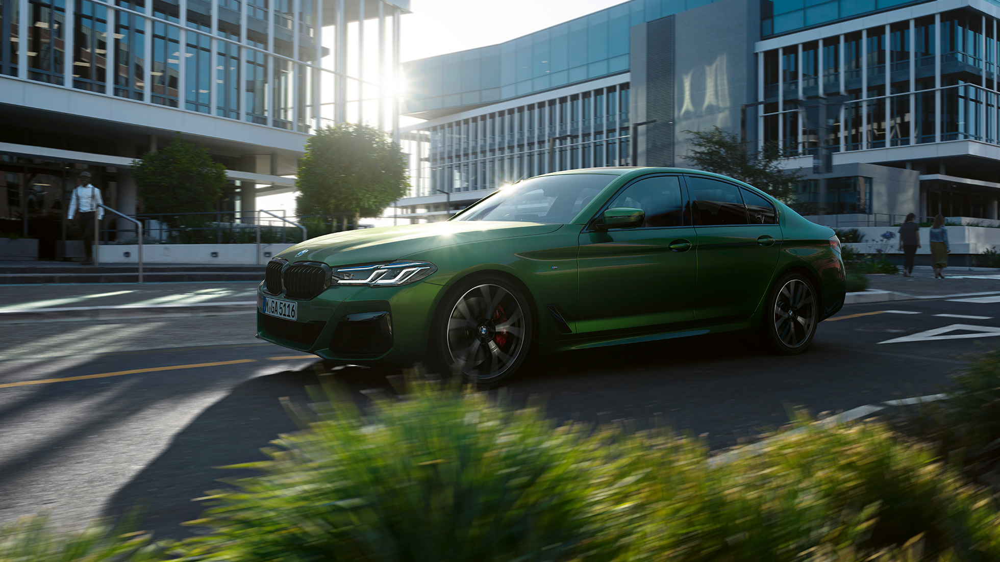BMW M550i xDrive Sedan, G30, LCI, Facelift 2020, πλαϊνή λήψη, κινούμενη BMW M550i xDrive Sedan, G30, LCI, Facelift 2020, BMW Individual Verde Ermes μεταλλικό, πλαϊνή λήψη, κινούμενη στο κέντρο της πόλης