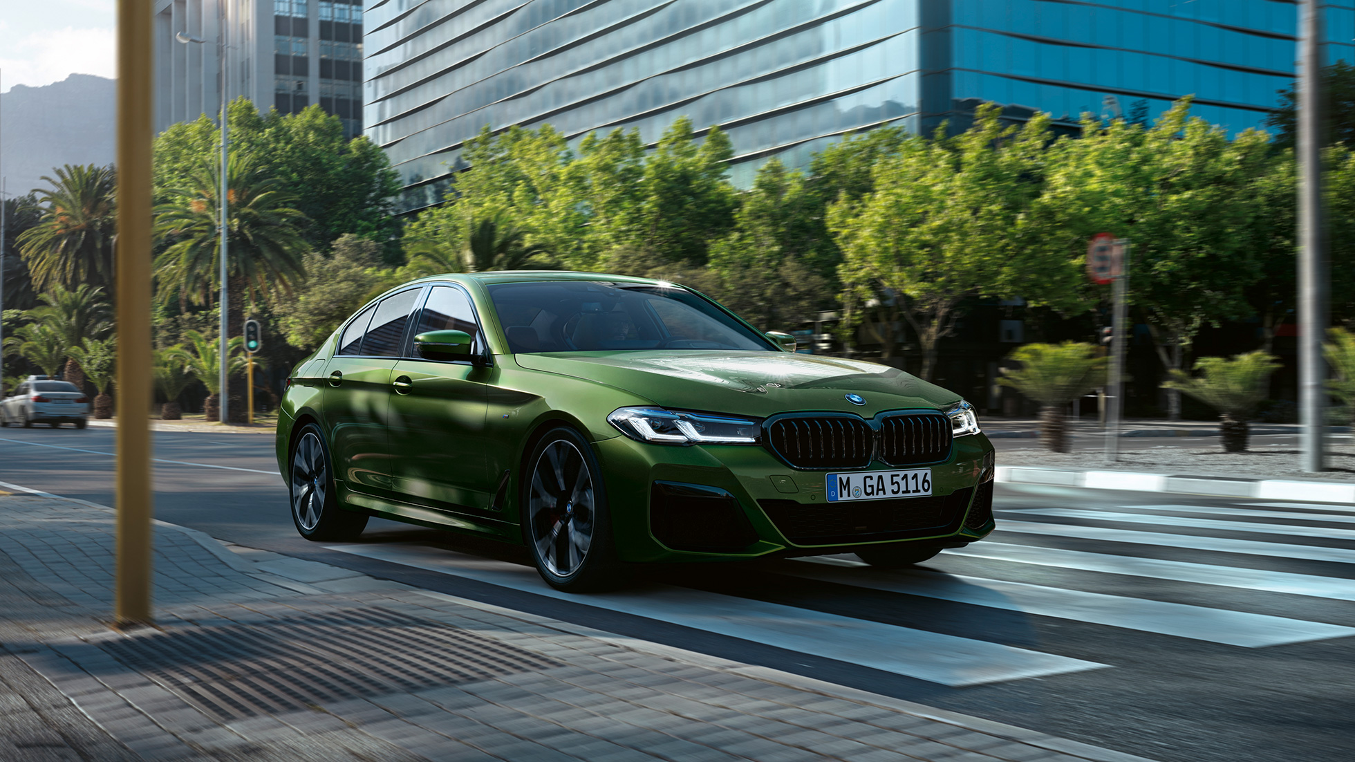 BMW M550i xDrive Sedan, G30, LCI, Facelift 2020, μπροστινή λήψη τριών τετάρτων, κινούμενη BMW M550i xDrive Sedan, G30, LCI, Facelift 2020, BMW Individual Verde Ermes μεταλλικό, μπροστινή λήψη τριών τετάρτων, κινούμενη στο κέντρο της πόλης