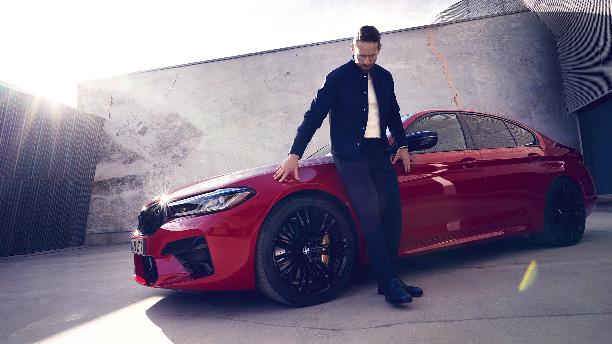BMW M5 Competition, F90, LCI, Facelift 2020, πλαϊνή λήψη με άντρα BMW M5 Competition, F90, LCI, Facelift 2020, BMW Individual κόκκινο Imola, πλαϊνή λήψη με άντρα