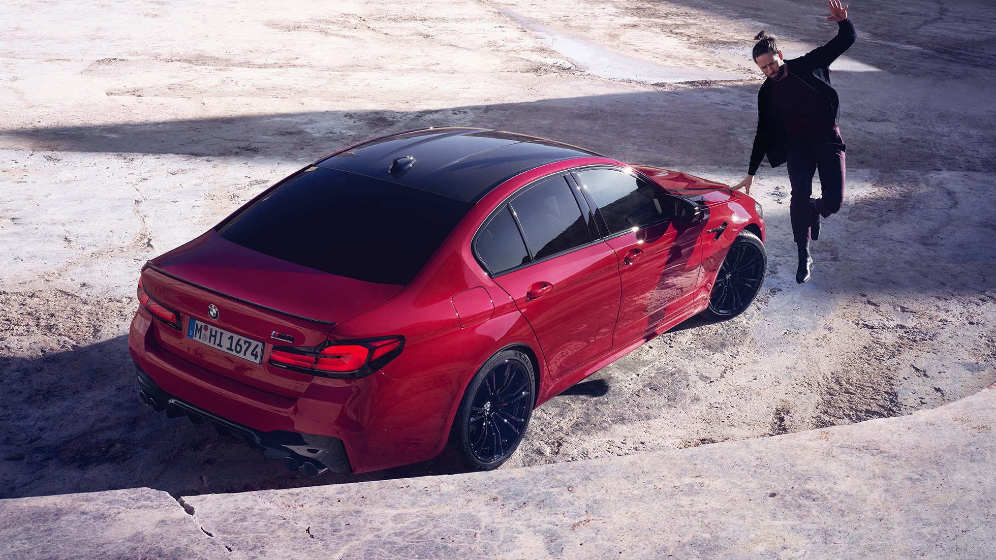 BMW M5 Competition, F90, LCI, Facelift 2020, πανοραμική πίσω λήψη τριών τετάρτων BMW M5 Competition, F90, LCI, Facelift 2020, BMW Individual κόκκινο Imola, πανοραμική πίσω λήψη τριών τετάρτων
