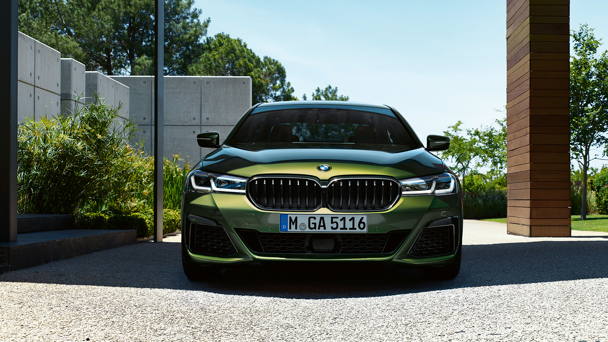 Μπροστινό τμήμα με νέα μάσκα "νεφρών", BMW M550i xDrive Sedan, G30, LCI, Facelift 2020 Μπροστινό τμήμα με νέα μάσκα "νεφρών", BMW M550i xDrive Sedan, G30, LCI, Facelift 2020, BMW Individual Verde Ermes μεταλλικό, μπροστινή λήψη