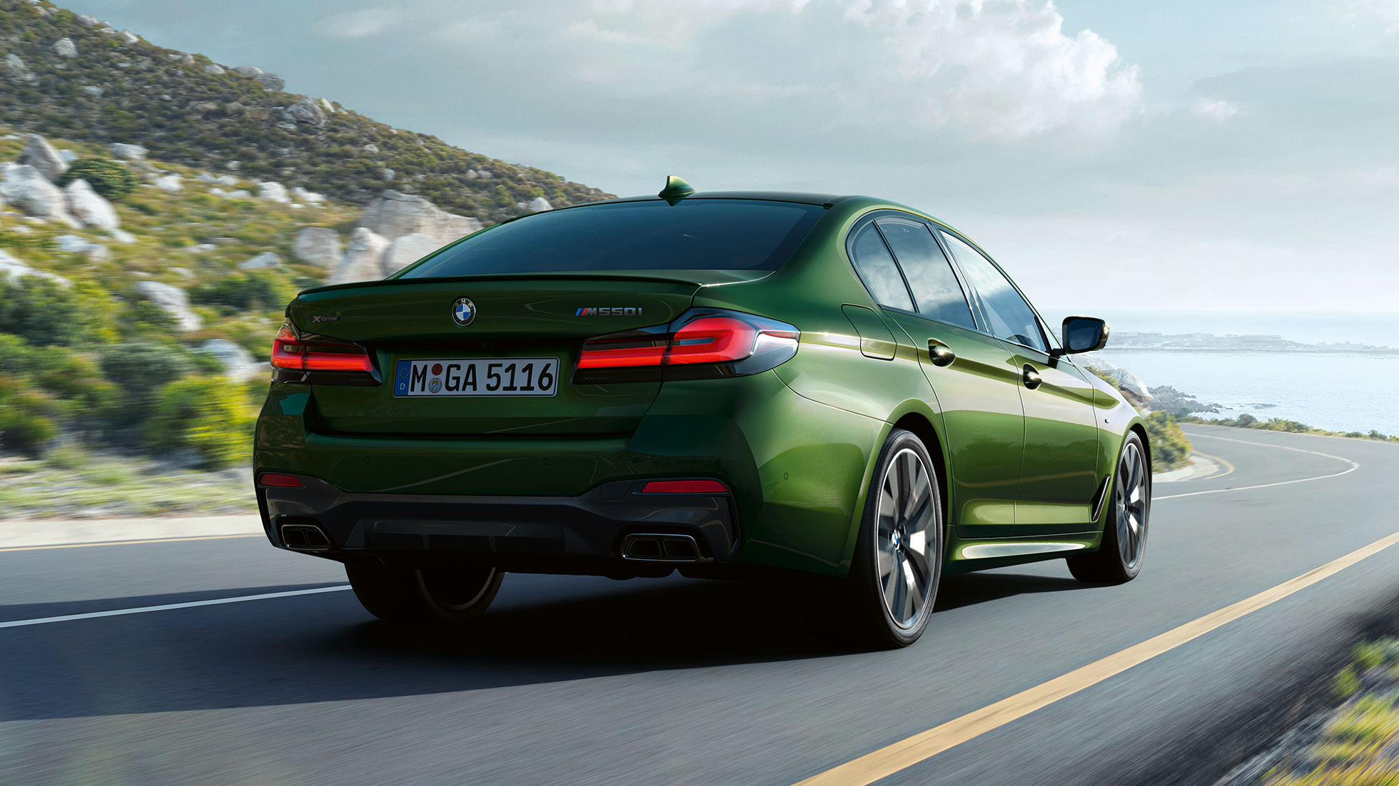 BMW M550i xDrive Sedan, G30, LCI, Facelift 2020, πίσω λήψη BMW M550i xDrive Sedan, G30, LCI, Facelift 2020, BMW Individual Verde Ermes μεταλλικό, πίσω λήψη, κινούμενη σε αυτοκινητόδρομο