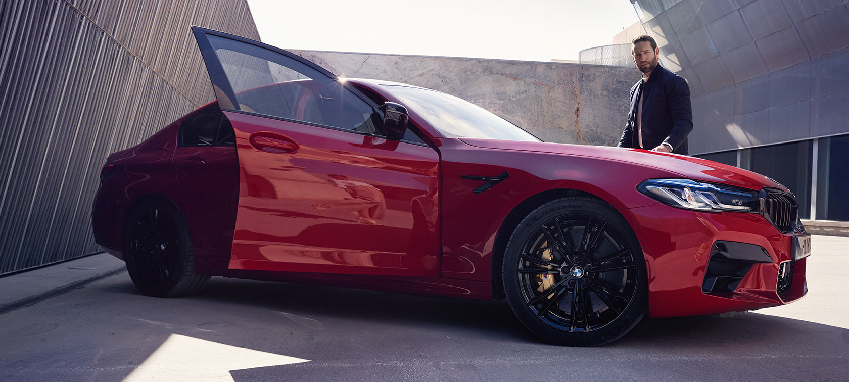 BMW M5 Competition, F90, LCI, Facelift 2020, πλαϊνή λήψη με ανοικτή πόρτα BMW M5 Competition, F90, LCI, Facelift 2020, BMW Individual κόκκινο Imola, πλαϊνή λήψη με ανοικτή πόρτα