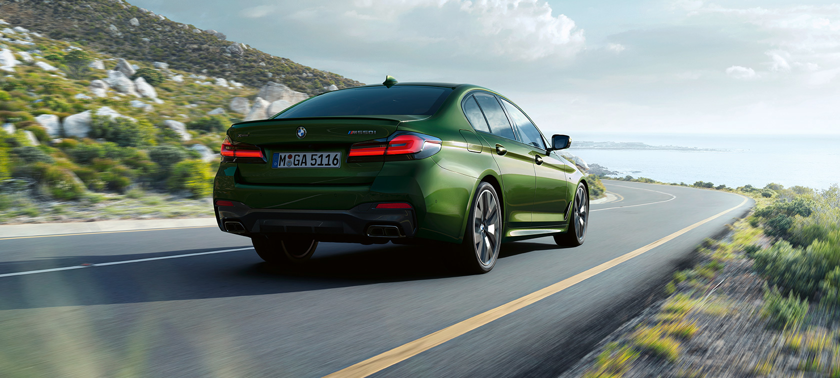 BMW M550i xDrive Sedan, G30, LCI, Facelift 2020, πίσω λήψη τριών τετάρτων, κινούμενη BMW M550i xDrive Sedan, G30, LCI, Facelift 2020, BMW Individual Verde Ermes μεταλλικό, μπροστινή λήψη τριών τετάρτων, κινούμενη