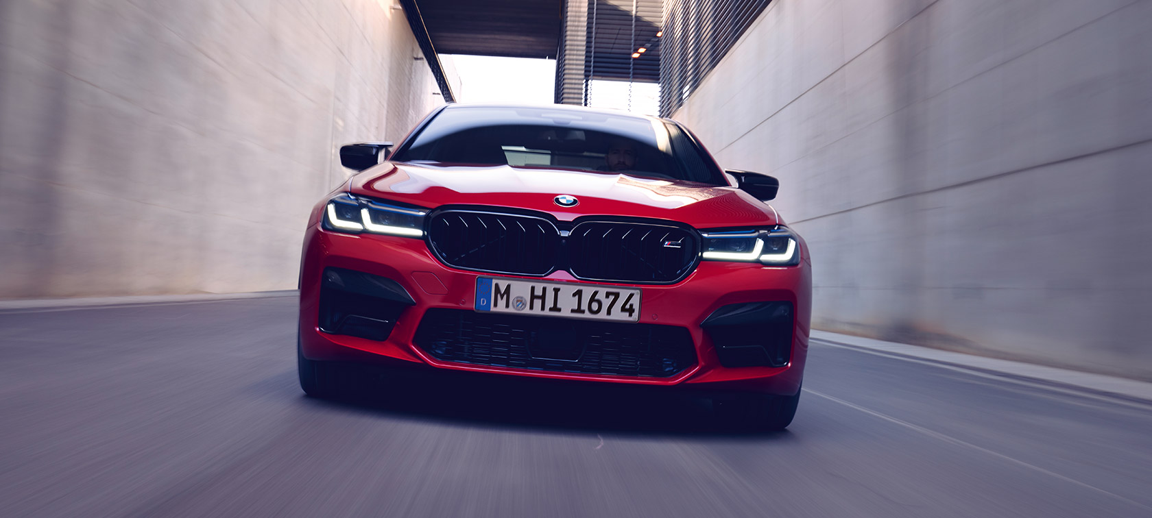 BMW M5 Competition, F90, LCI, Facelift 2020, μπροστινή λήψη BMW M5 Competition, F90, LCI, Facelift 2020, BMW Individual κόκκινο Imola, μπροστινή λήψη σε κίνηση