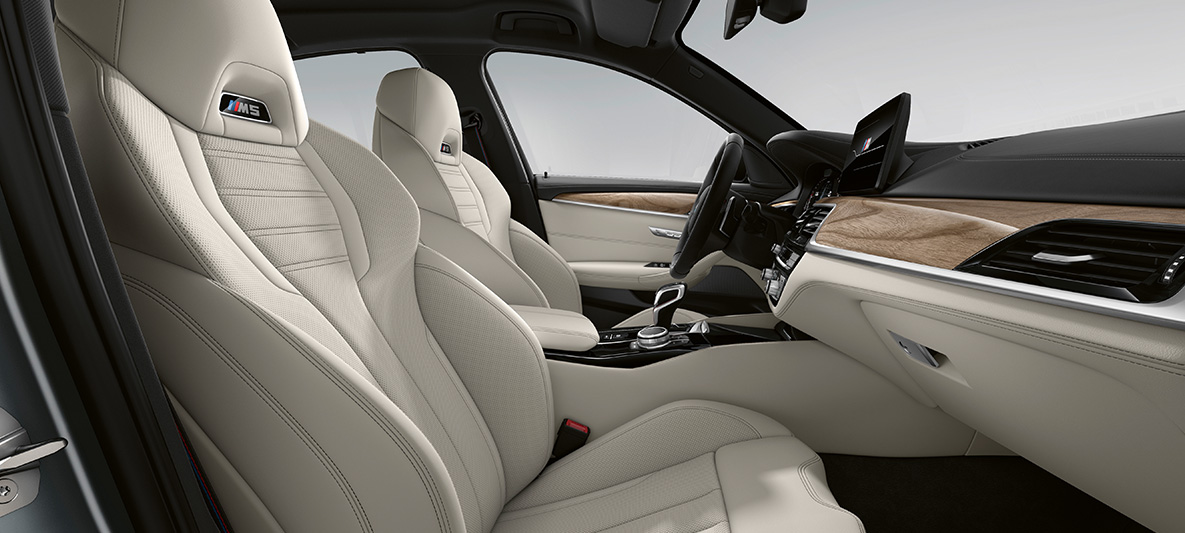 BMW Individual, BMW M5 Sedan, F90, LCI, Facelift 2020, BMW Individual δερμάτινες επενδύσεις 'Merino' λευκό Smoke/μαύρο, εσωτερικό BMW Individual, BMW M5 Sedan, F90, LCI, Facelift 2020, BMW Individual δερμάτινες επενδύσεις 'Merino' λευκό Smoke/μαύρο, εσωτερικό