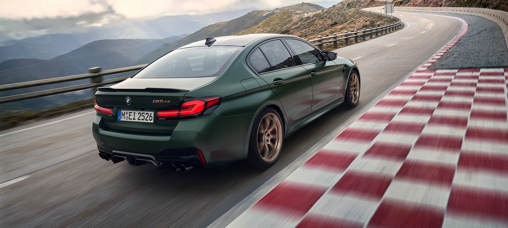 BMW M5 CS, F90 2021, πράσινο Frozen Deep μεταλλικό, πίσω λήψη τριών τετάρτων BMW M5 CS, F90 2021, πράσινο Frozen Deep μεταλλικό, πίσω λήψη τριών τετάρτων