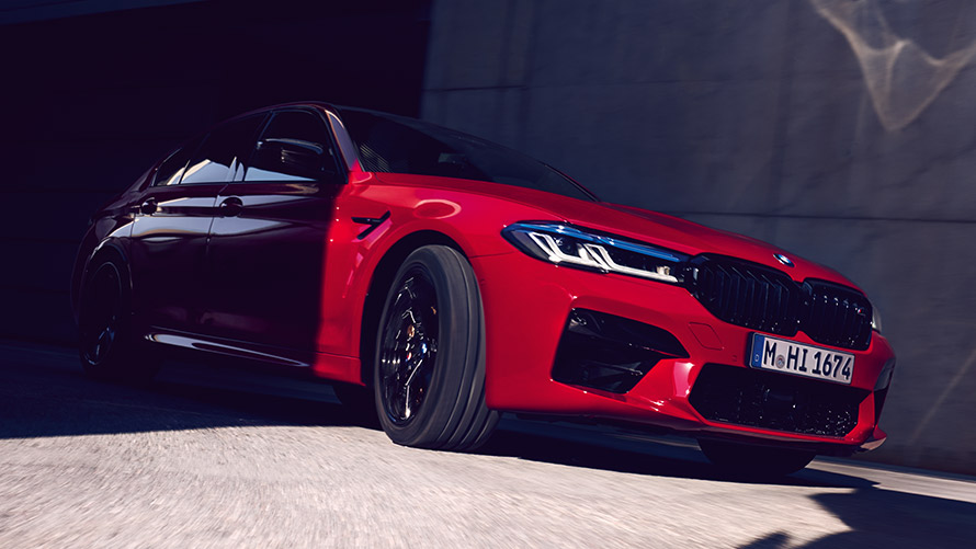 BMW M5 Competition, F90, LCI, Facelift 2020, μπροστινή λήψη τριών τετάρτων, σταθμευμένη BMW M5 Competition, F90, LCI, Facelift 2020, BMW Individual κόκκινο Imola, μπροστινή λήψη τριών τετάρτων, σταθμευμένη