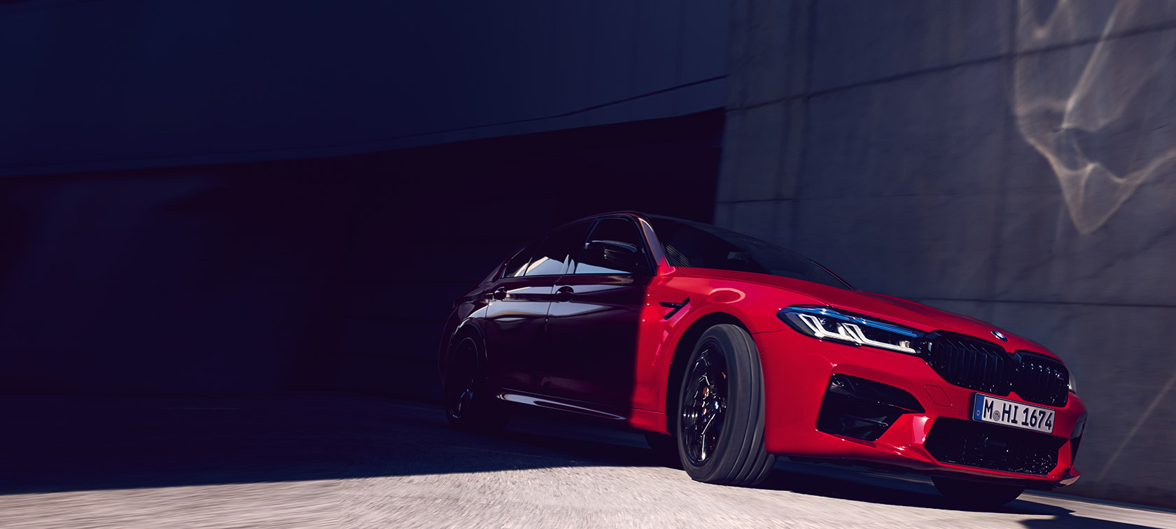BMW M5 Competition, F90, LCI, Facelift 2020, μπροστινή λήψη τριών τετάρτων, σταθμευμένη BMW M5 Competition, F90, LCI, Facelift 2020, BMW Individual κόκκινο Imola, μπροστινή λήψη τριών τετάρτων, σταθμευμένη