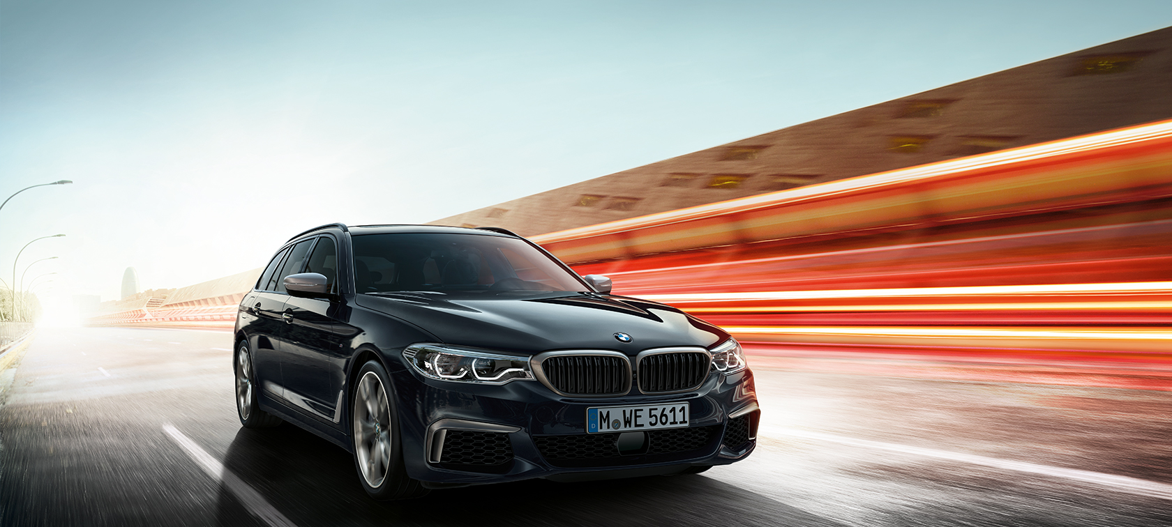 BMW M550d xDrive Touring, νέα G31, μαύρο Azurite μεταλλικό, μπροστινή λήψη τριών τετάρτων