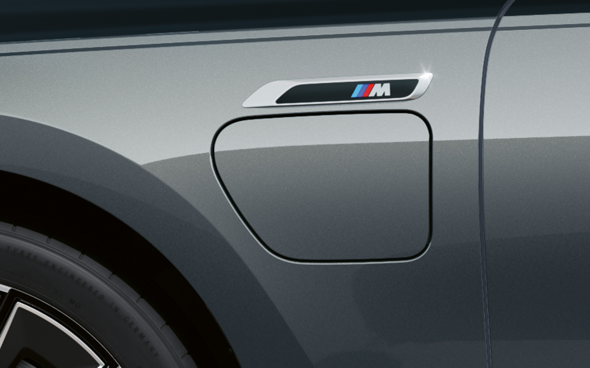 Μ έμβλημα, BMW M760e xDrive Sedan, G70, πακέτο M Performance, χρώμα αμαξώματος BMW Individual μαύρο Sapphire σε διχρωμία, BMW Individual γκρι Dravite μεταλλικό, κοντινή πλαϊνή λήψη