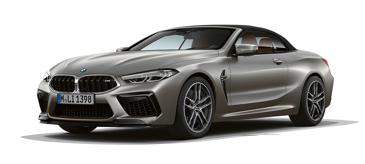 BMW Μ8 Cabrio, πλαϊνή λήψη τριών τετάρτων από μπροστά. BMW Μ8 Cabrio σε ασημί Frozen Dark, πλαϊνή λήψη τριών τετάρτων από μπροστά.
