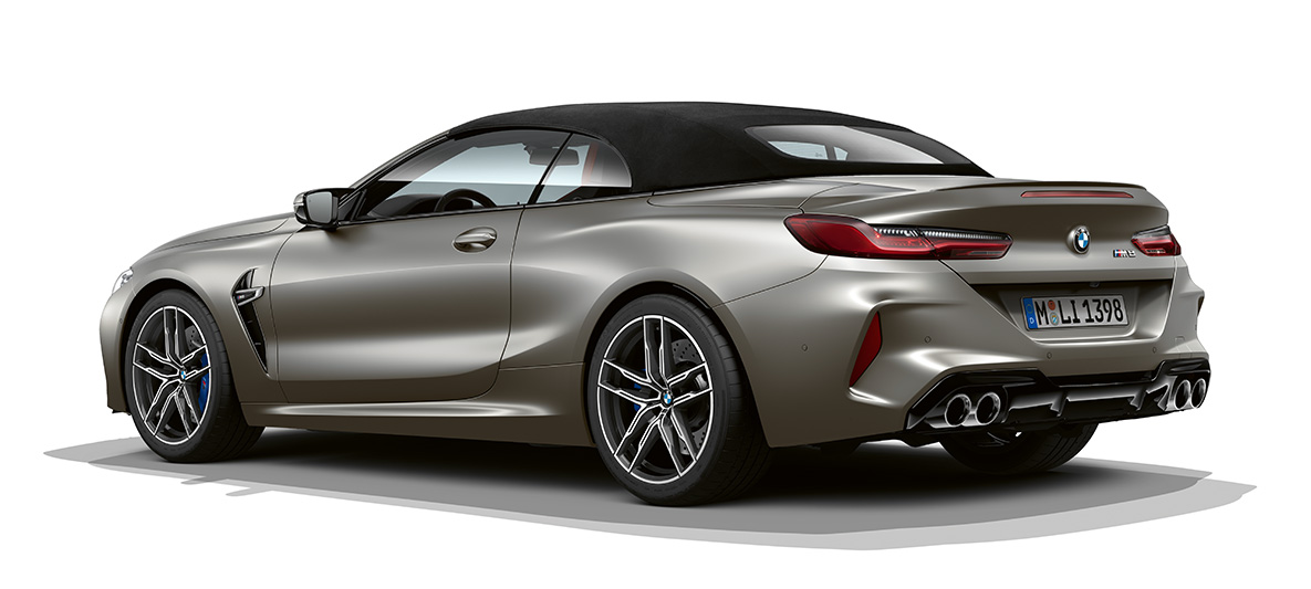 BMW Μ8 Cabrio, πλαϊνή λήψη τριών τετάρτων από πίσω. BMW Μ8 Cabrio σε ασημί Frozen Dark, πλαϊνή λήψη τριών τετάρτων από πίσω.