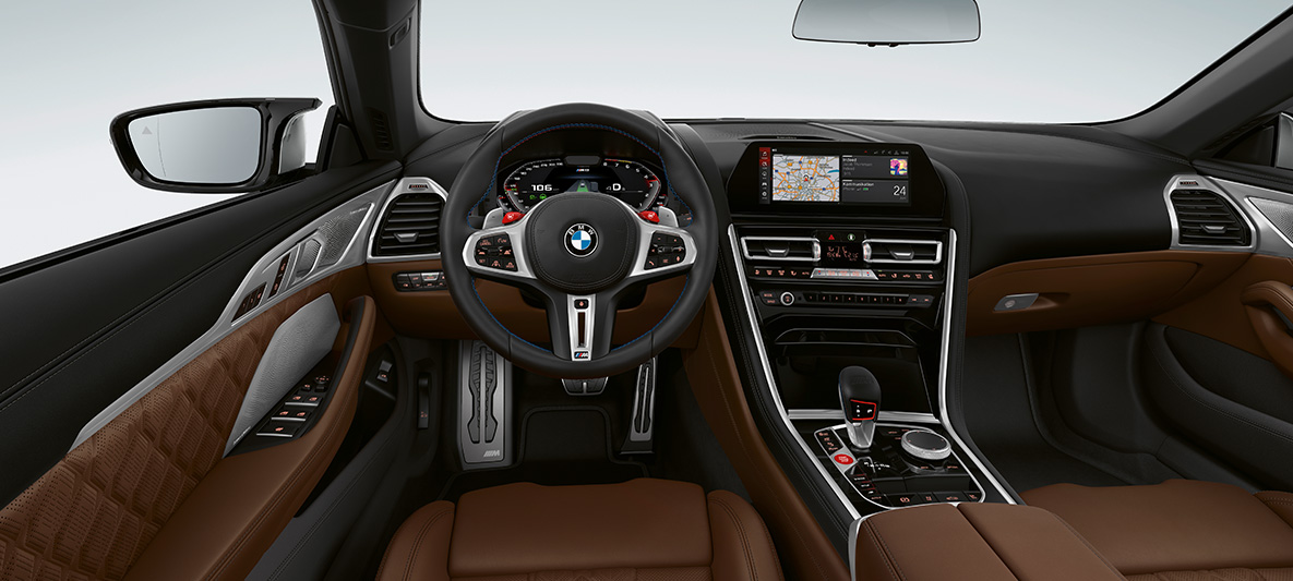 BMW M8 Cabrio, κόκπιτ. BMW M8 Cabrio, κόκπιτ με δερμάτινο τιμόνι M και πλήκτρα Μ1/Μ2 σε κόκκινο χρώμα.