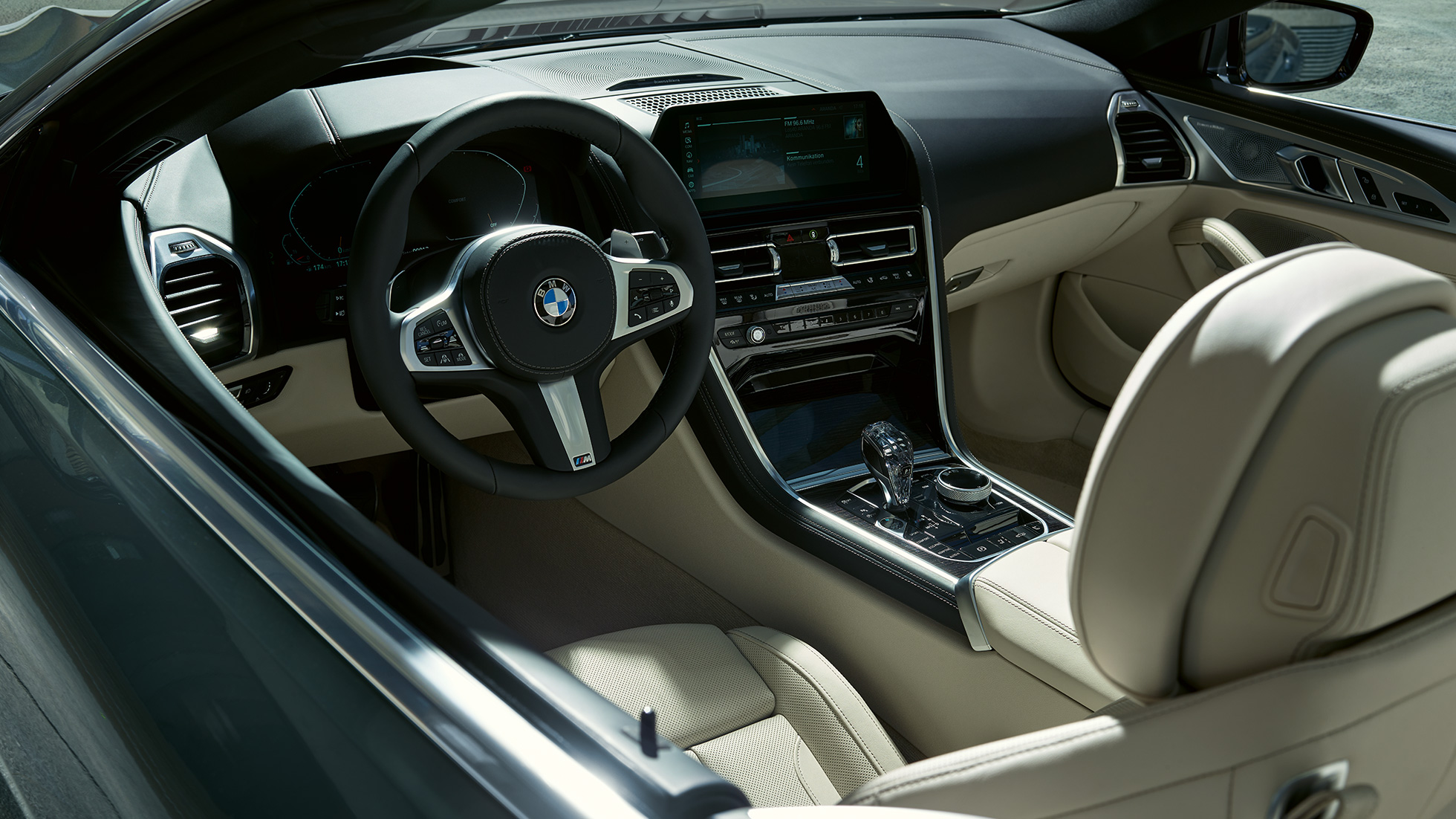 BMW M850i xDrive Cabrio, κόκπιτ. BMW M850i xDrive Cabrio σε γκρι Dravit μεταλλικό με ανοικτή υφασμάτινη οροφή, κόκπιτ με δερμάτινο τιμόνι Μ.
