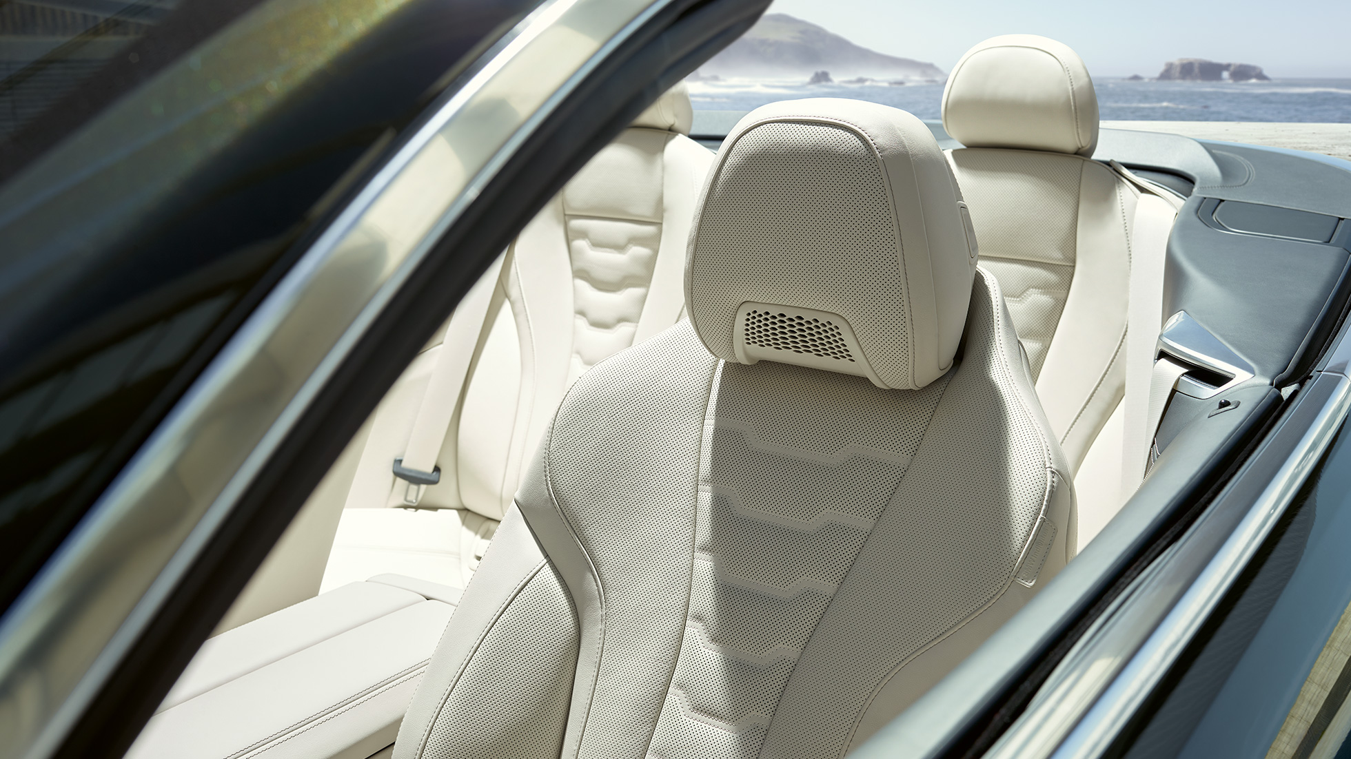 BMW M850i xDrive Cabrio, καθίσματα πολλαπλών λειτουργιών για τον οδηγό και τον συνοδηγό. BMW M850i xDrive Cabrio σε γκρι Dravit μεταλλικό με ανοικτή υφασμάτινη οροφή, εσωτερικό με καθίσματα πολλαπλών λειτουργιών και επενδύσεις καθισμάτων BMW Individual από δέρμα 'Merino' σε λευκό Ivory.