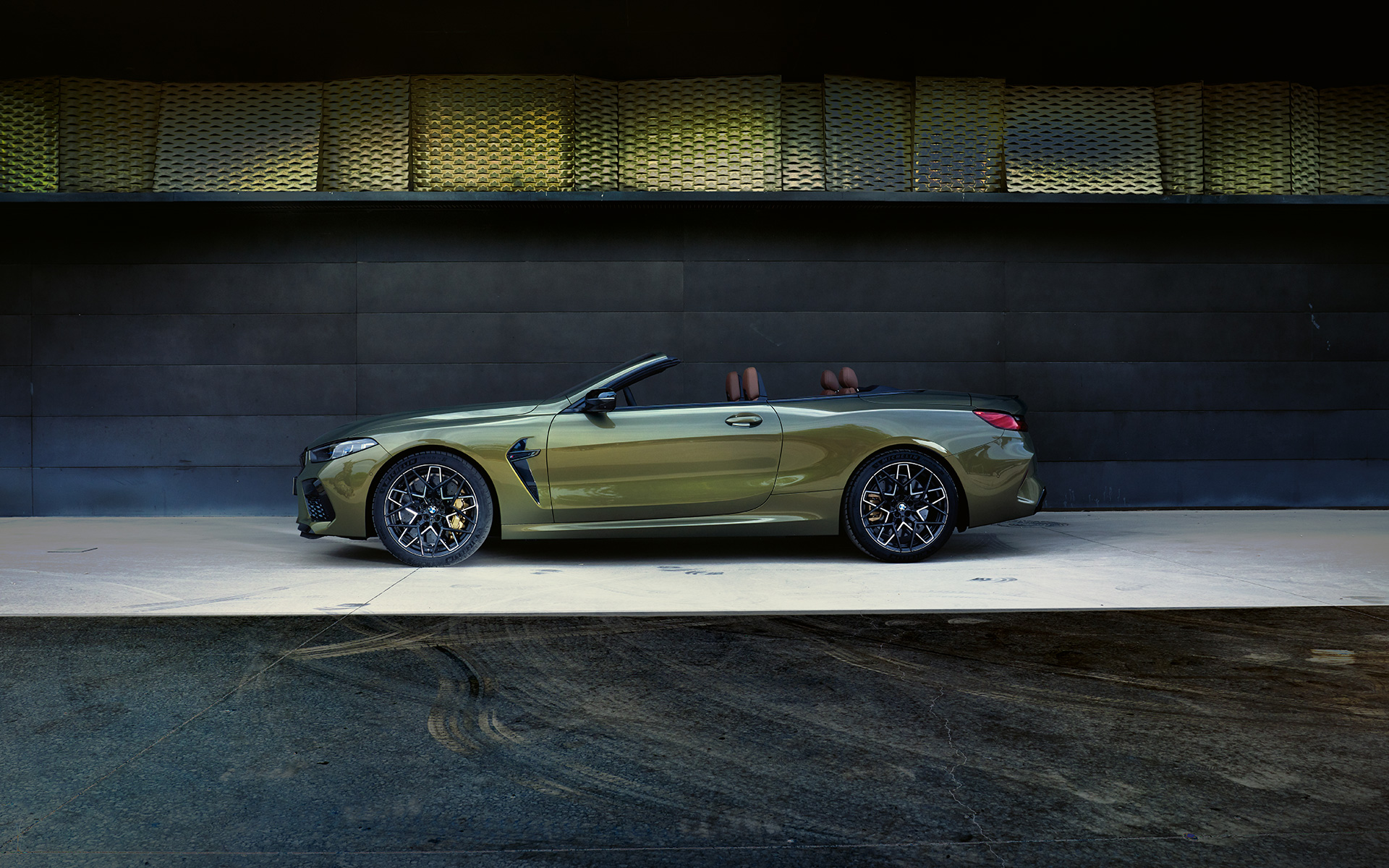 Πλαϊνή λήψη, BMW M8 Competition Cabrio, F91, LCI, Facelift, 2022 BMW M8 Competition Cabrio, F91, LCI, Facelift, 2022, BMW Individual Brass μεταλλικό, πλαϊνή λήψη