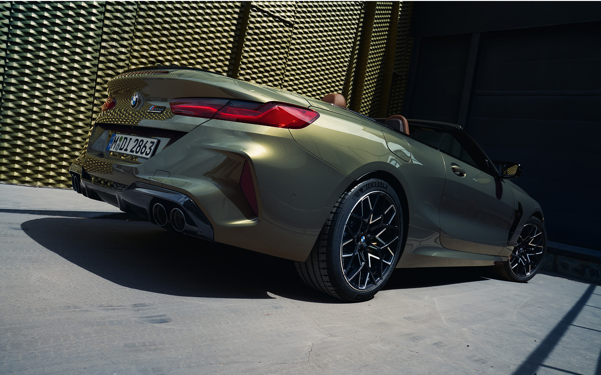 Πίσω λήψη τριών τετάρτων, BMW M8 Competition Cabrio, F91, LCI, Facelift, 2022 BMW M8 Competition Cabrio, F91, LCI, Facelift, 2022, BMW Individual Brass μεταλλικό, πίσω λήψη τριών τετάρτων, χαμηλή λήψη υπό γωνία