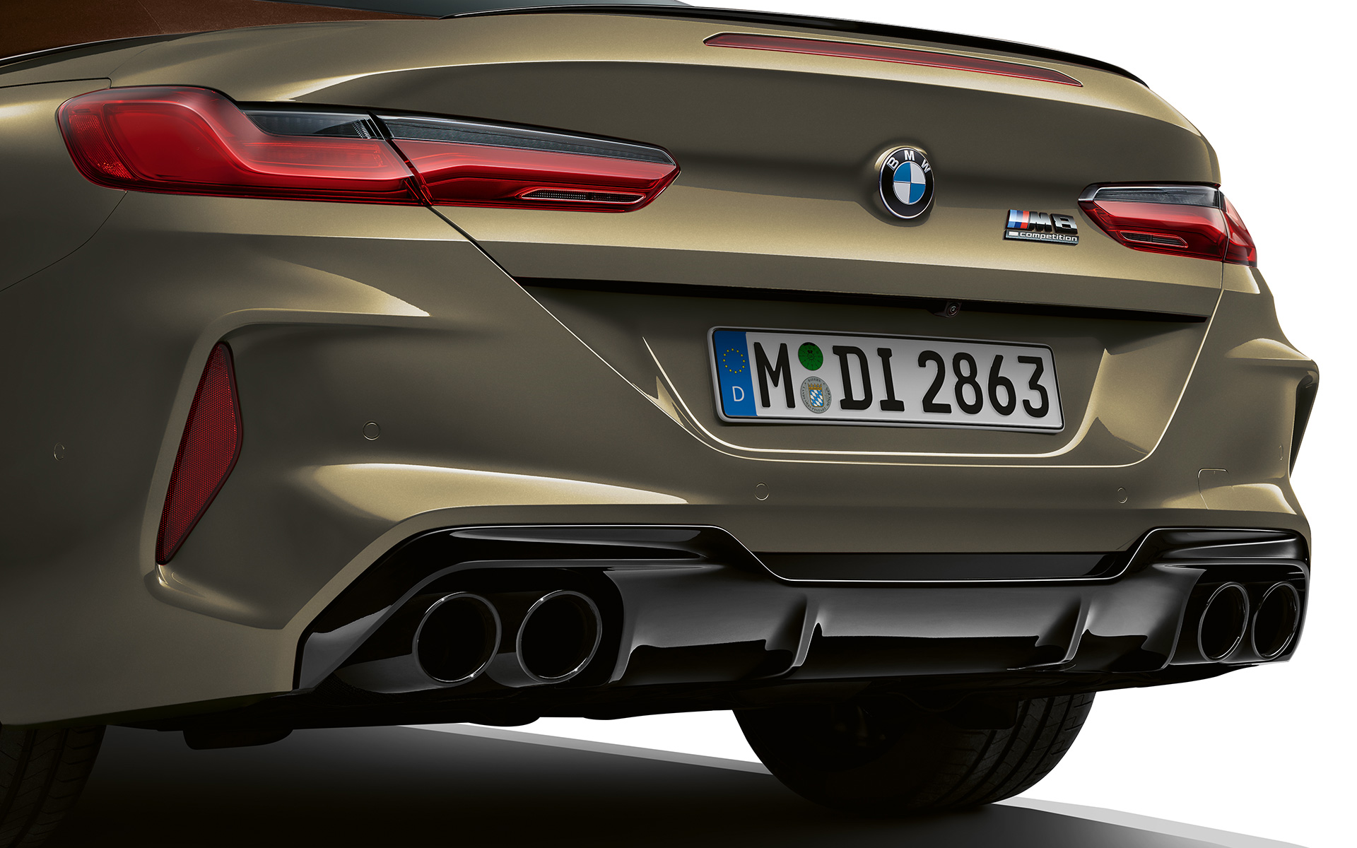 Πίσω λήψη, BMW M8 Competition Cabrio, F91, LCI, Facelift, 2022 BMW M8 Competition Cabrio, F91, LCI, Facelift, 2022, BMW Individual Brass μεταλλικό, πίσω κοντινή λήψη