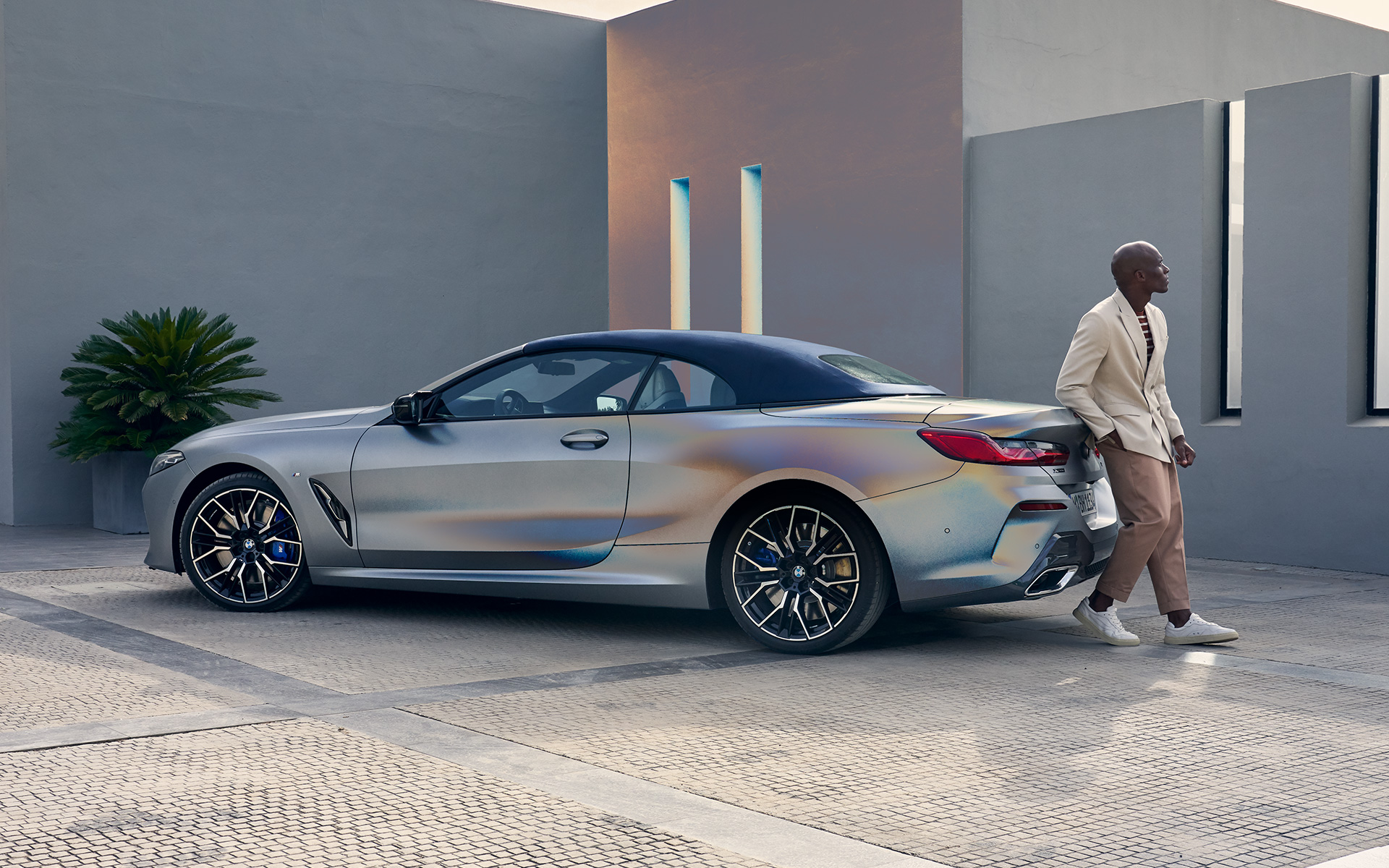 Πίσω λήψη τριών τετάρτων, BMW M850i xDrive Cabrio, G14, LCI, Facelift, 2022 BMW M850i xDrive Cabrio, G14, LCI, Facelift, 2022, BMW Individual γκρι Frozen Pure μεταλλικό, πίσω λήψη τριών τετάρτων με αντρικό μοντέλο να στηρίζεται στο αυτοκίνητο