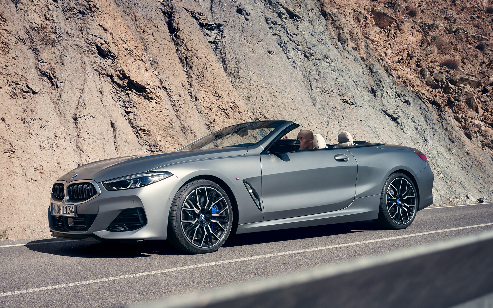 Μπροστινή λήψη τριών τετάρτων, BMW M850i xDrive Cabrio, G14, LCI, Facelift, 2022 BMW M850i xDrive Cabrio, G14, LCI, Facelift, 2022, BMW Individual γκρι Frozen Pure μεταλλικό, μπροστινή λήψη τριών τετάρτων μπροστά από βράχο