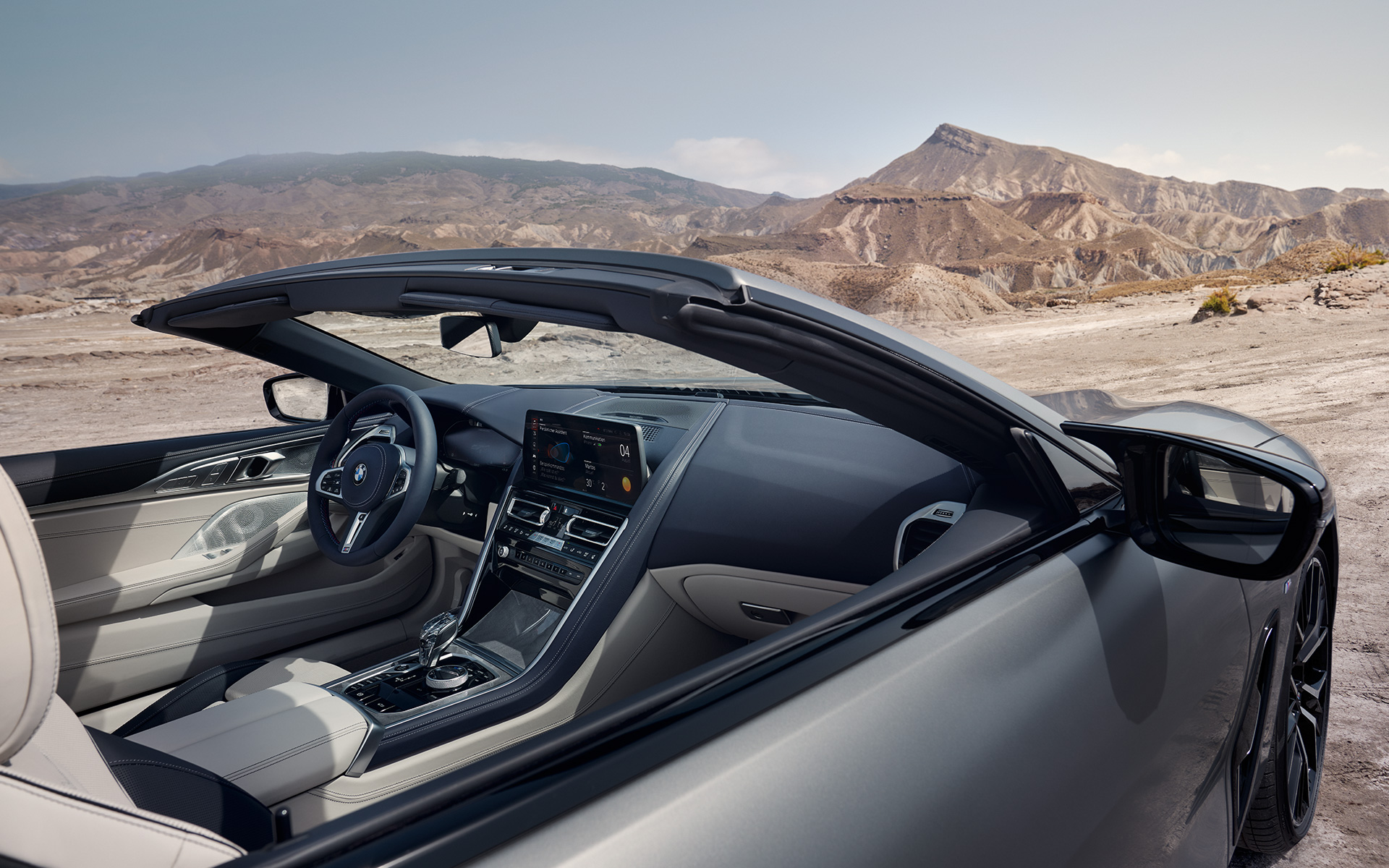 Εσωτερικό, BMW M850i xDrive Cabrio, G14, LCI, Facelift, 2022 BMW M850i xDrive Cabrio, G14, LCI, Facelift, 2022, BMW Individual γκρι Frozen Pure μεταλλικό, λήψη στο εσωτερικό μέσα από την ανοικτή οροφή