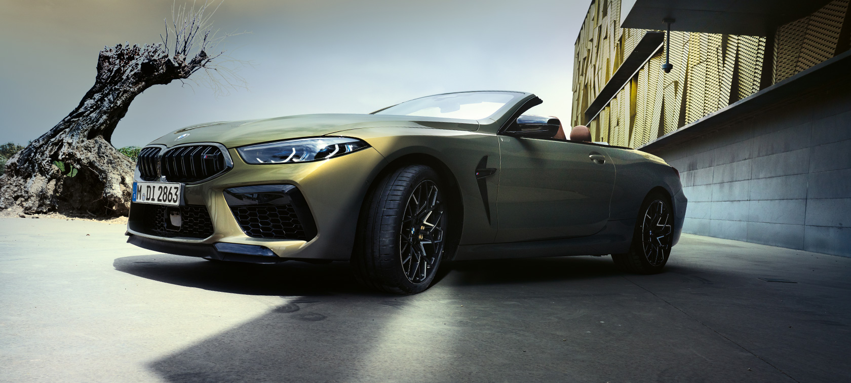 Μπροστινή λήψη τριών τετάρτων, BMW M8 Competition Cabrio, F91, LCI, 2022 BMW M8 Competition Cabrio, F91, LCI, Facelift, 2022, BMW Individual Brass μεταλλικό, μπροστινή λήψη τριών τετάρτων, χαμηλή λήψη υπό γωνία