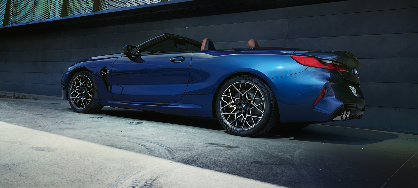 Πίσω λήψη τριών τετάρτων, BMW M8 Cabrio, F91, LCI, Facelift, 2022 BMW M8 Cabrio, F91, LCI, Facelift, 2022, BMW Individual μπλε Tanzanite μεταλλικό, πίσω λήψη τριών τετάρτων