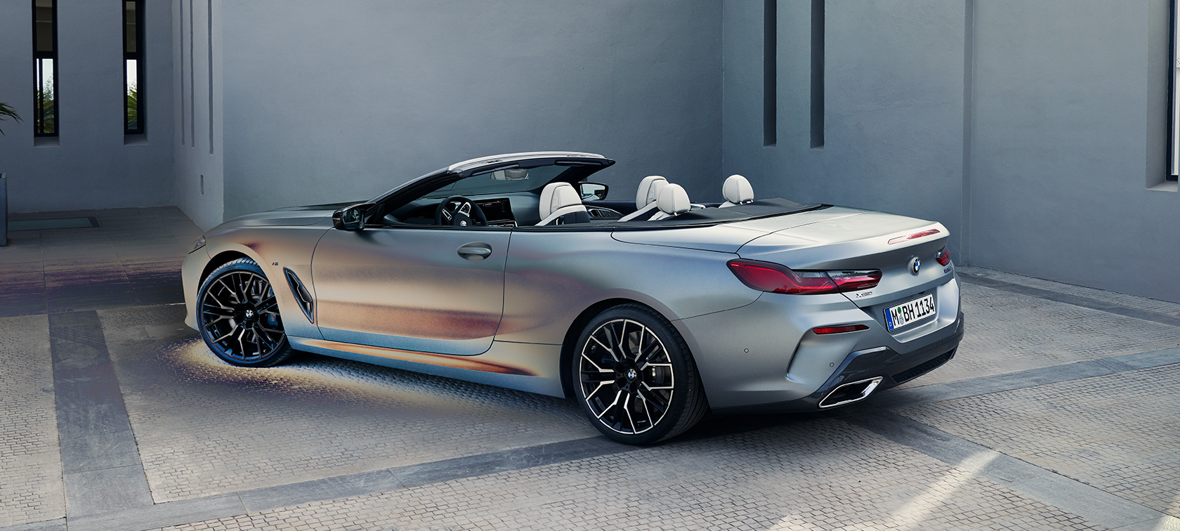 Πίσω λήψη τριών τετάρτων, BMW M850i xDrive Cabrio, G14, LCI, Facelift, 2022 BMW M850i xDrive Cabrio, G14, LCI, Facelift, 2022, BMW Individual γκρι Frozen Pure μεταλλικό, πίσω λήψη τριών τετάρτων, σταθμευμένη