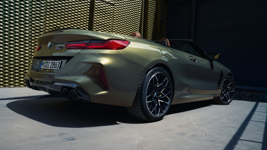 Πίσω λήψη τριών τετάρτων, BMW M8 Competition Cabrio, F91, LCI, Facelift, 2022 BMW M8 Competition Cabrio, F91, LCI, Facelift, 2022, BMW Individual Brass μεταλλικό, πίσω λήψη τριών τετάρτων