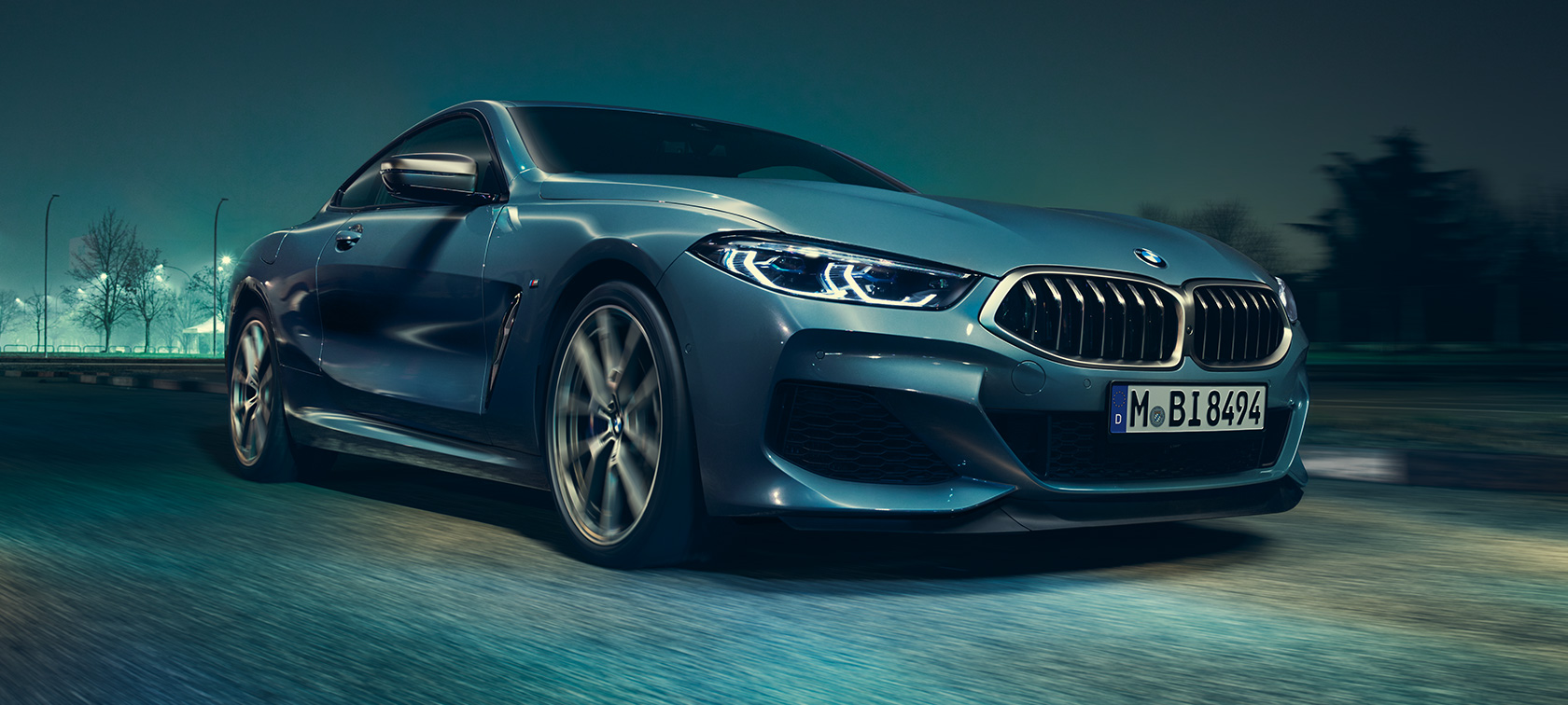 BMW M850i xDrive Coupé, μπροστινή λήψη τριών τετάρτων. BMW M850i xDrive Coupé σε μπλε Barcelona μεταλλικό, μπροστινή λήψη τριών τετάρτων.