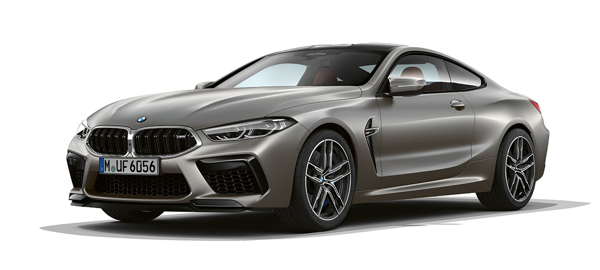 BMW Μ8 Coupé, πλαϊνή λήψη τριών τετάρτων από μπροστά. BMW Μ8 Coupé σε ασημί Frozen Dark, πλαϊνή λήψη τριών τετάρτων από μπροστά.
