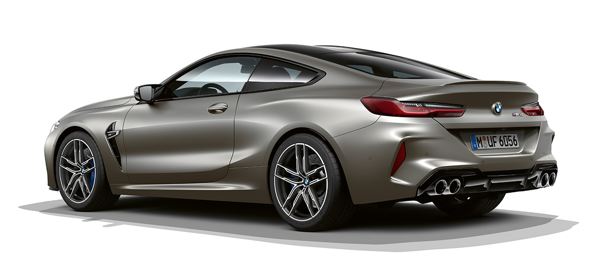 BMW Μ8 Coupé, πλαϊνή λήψη τριών τετάρτων από πίσω. BMW Μ8 Coupé σε ασημί Frozen Dark, πλαϊνή λήψη τριών τετάρτων από πίσω.