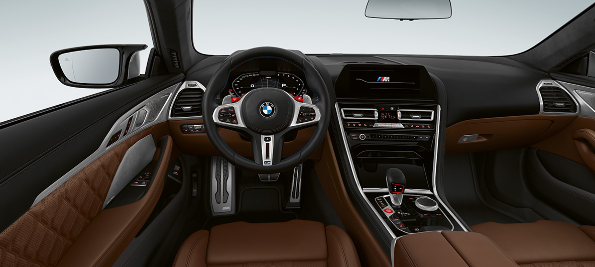 BMW M8 Coupé, κόκπιτ. BMW M8 Coupé, κόκπιτ με δερμάτινο τιμόνι M και πλήκτρα Μ1/Μ2 σε κόκκινο χρώμα.
