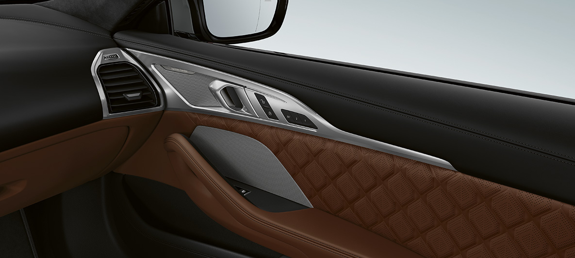 Ηχοσύστημα surround Bowers & Wilkins Diamond. BMW M8 Coupé, εσωτερικό με ηχοσύστημα surround Bowers & Wilkins Diamond.