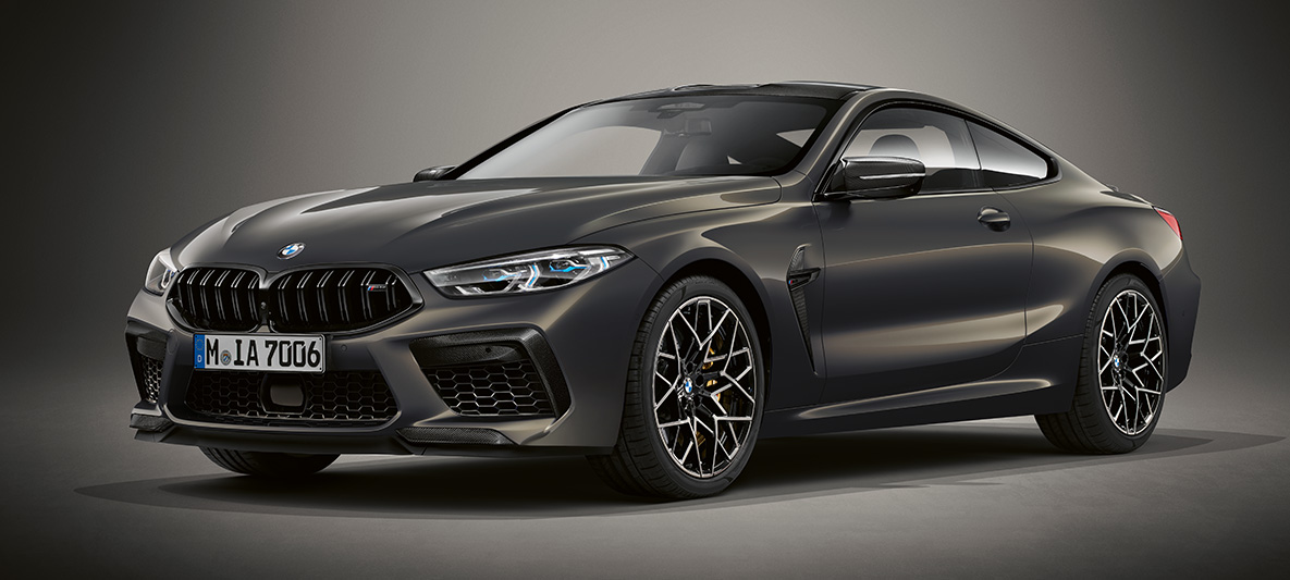 BMW Individual M8 Coupé σε BMW Individual ασημί Frozen Dark μεταλλικό. BMW Individual M8 Coupé σε BMW Individual ασημί Frozen Dark μεταλλικό, μπροστινή λήψη τριών τετάρτων.