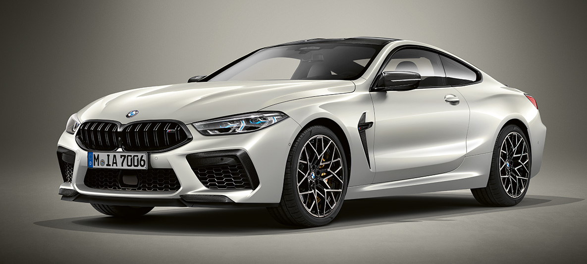 BMW Individual M8 Coupé σε BMW Individual λευκό Brilliant μεταλλικό. BMW Individual M8 Coupé σε BMW Individual λευκό Brilliant μεταλλικό, μπροστινή λήψη τριών τετάρτων.