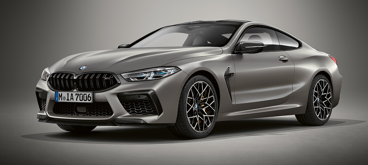 BMW Individual M8 Coupé σε BMW Individual γκρι Dravit μεταλλικό. BMW Individual M8 Coupé σε BMW Individual γκρι Dravit μεταλλικό, μπροστινή λήψη τριών τετάρτων.
